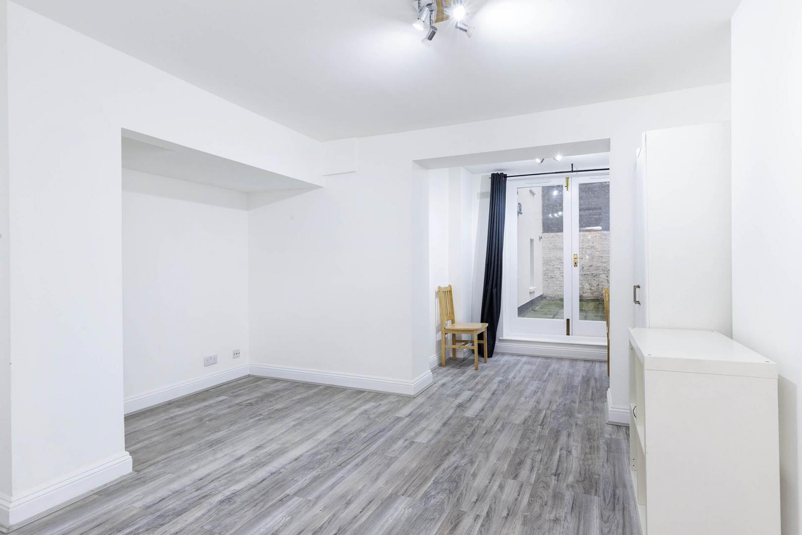 Newly painted two double bedroom flat with study near Regents Park and to tube! Cosway Street, Marylebone